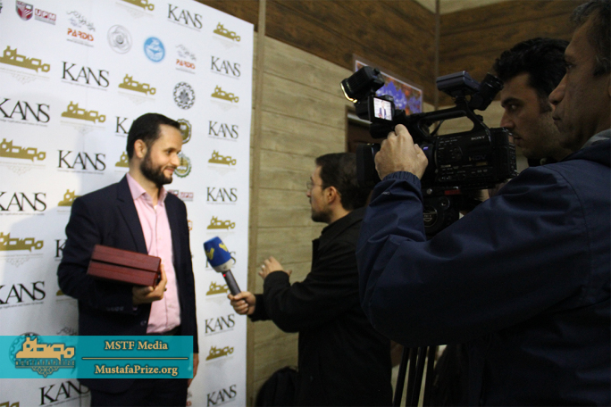 دریافت جایزه مصطفی